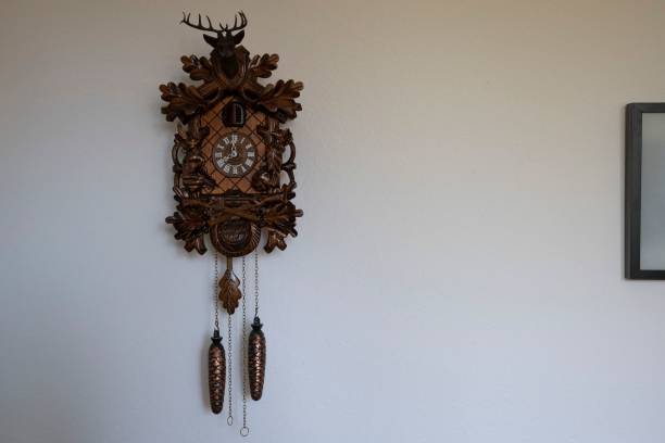 reloj de cuco de madera vintage hecho a mano en una pared blanca - reloj cuco fotografías e imágenes de stock