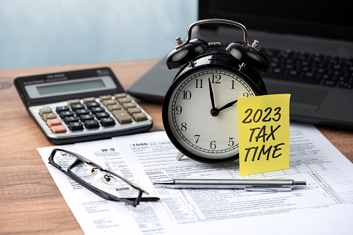 2021 TAX TIME note is on the alarm clock. Tax and business concepts