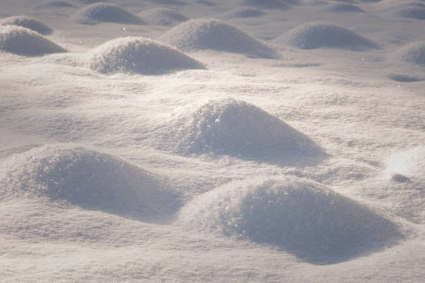 地面の雪の隆起のクローズアップ - hillock ストックフォトと画像