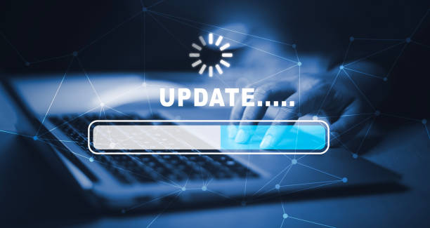Man using laptop with Update Software Computer Program Upgrade Business Technology Internet, Update on virtual screen. Internet and technology concept, loading bar with installing the update. hombre que usa computadora portátil con actualización de software programa de computadora actualización de tecnología empresarial internet, actualización en pantalla virtual. concepto de internet y tecnología, barra de carga con la instalación de la