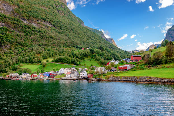 undredal, un pintoresco pueblo a lo largo del fiordo de aurlands, en el condado de vestland, noruega. - sogn og fjordane county fotografías e imágenes de stock