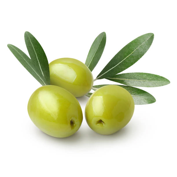 deliziose olive verdi con foglie su bianco - ulivo foto e immagini stock