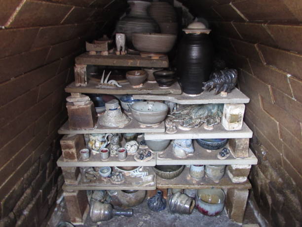 печь, наполовину загруженная керамикой - kiln ceramic ceramics fire стоковые фото и изображения