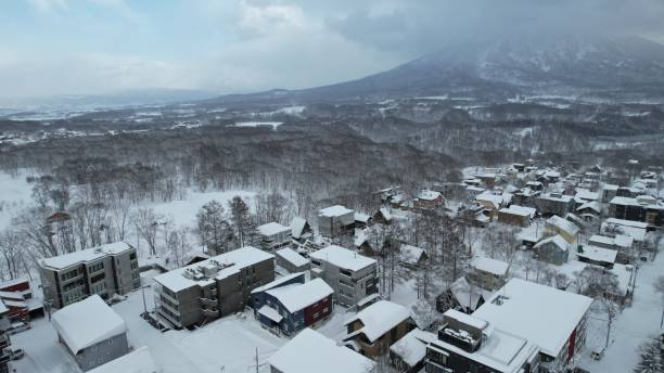 niseko, hokkaido, japan - ski slope overhead cable car snow frost stock-fotos und bilder