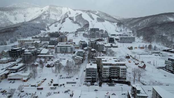niseko, hokkaido, japan - ski slope overhead cable car snow frost stock-fotos und bilder