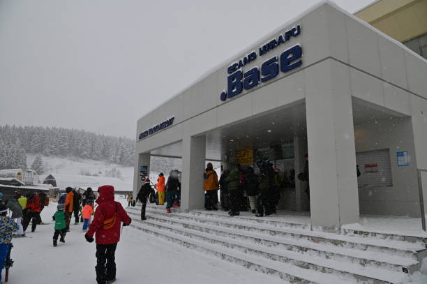 niseko, hokkaido, japan - ski slope overhead cable car snow frost stock-fotos und bilder