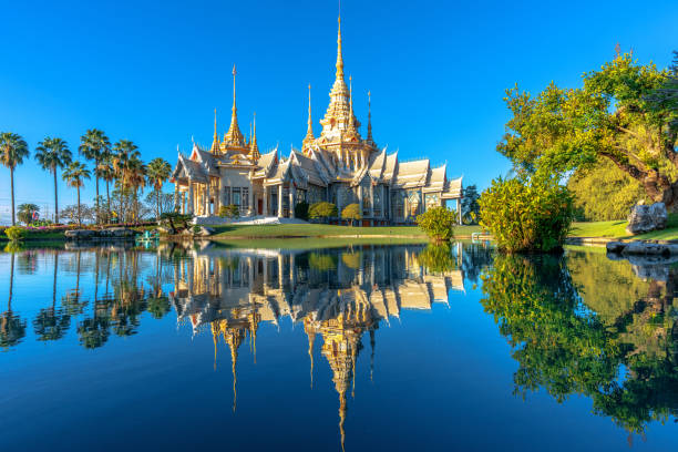 wat non kum (thailändischer name), schöne und berühmte tempel sind bei touristen beliebt, nakhon ratchasima, thailand, 8. dezember 2022. - non urban scene fotos stock-fotos und bilder