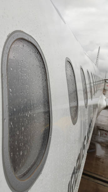 비가 오는 공항에서 비행기의 창문 - runway airport rain wet 뉴스 사진 이미지