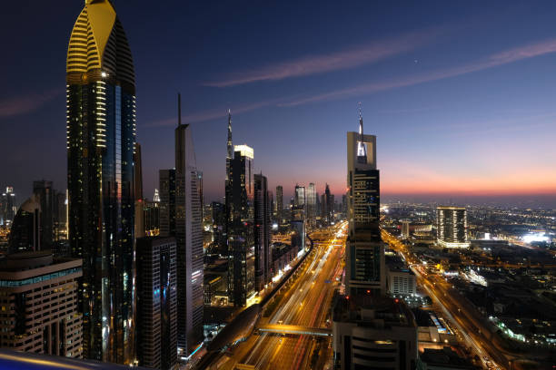 eau dubaï paysage urbain skyline ville vue nocturne - futuristic dubai city traffic photos et images de collection