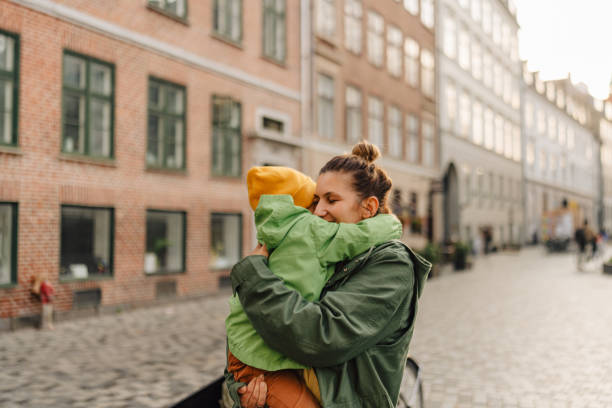 hanging out with my mom - parents children cargo bike bildbanksfoton och bilder