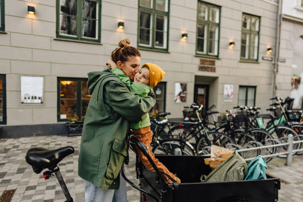 ti amo, ist - mothers day mother kissing child foto e immagini stock