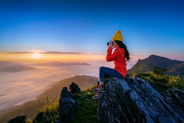 турист фотографируется в горах дой пха танг, чианграй, таиланд. - doi pha tang стоковые фото и изображения