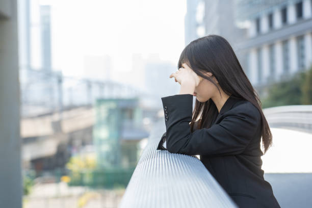 仕事に悩む日本人女性 - 仕事ストレス ストックフォトと画像