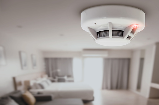 detector de humo detector de alarma contra incendios configuración del dispositivo de seguridad en el hogar en casa techo de la habitación de hotel photo