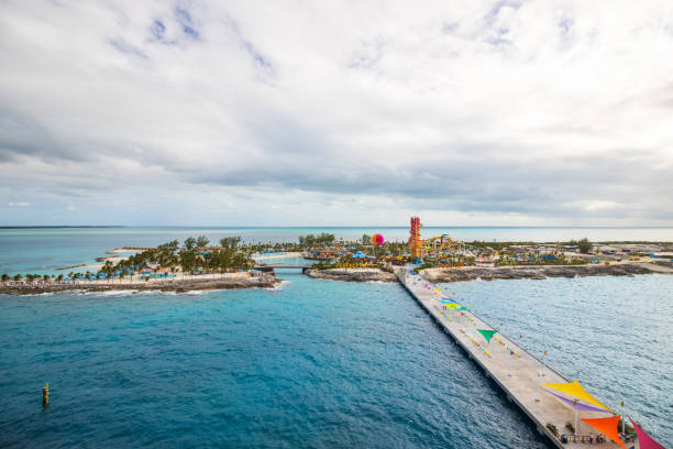 widok z lotu ptaka na cococay, wyspę royal caribbean. - royal caribbean cruise lines zdjęcia i obrazy z banku zdjęć