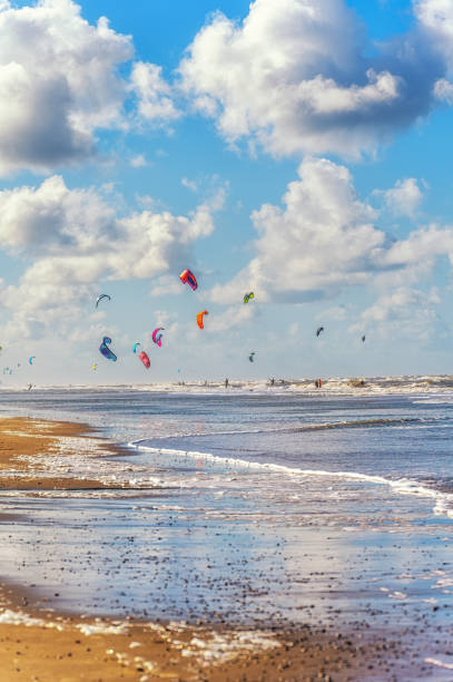 kite-surfing in zandvoort aan zee in den niederlanden - north holland stock-fotos und bilder