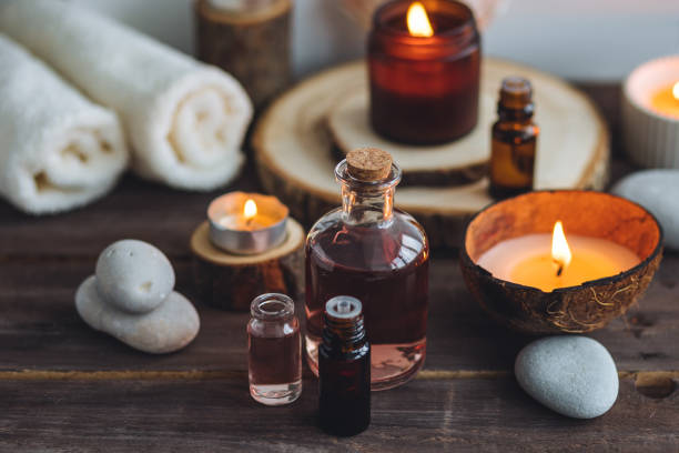 conceito de óleos orgânicos essenciais naturais, bali spa, tratamento de beleza, tempo de relaxamento. atmosfera de relaxamento, prazer. velas, toalhas, fundo de madeira escura. medicina oriental alternativa - aromatherapy oil massage oil alternative therapy massaging - fotografias e filmes do acervo