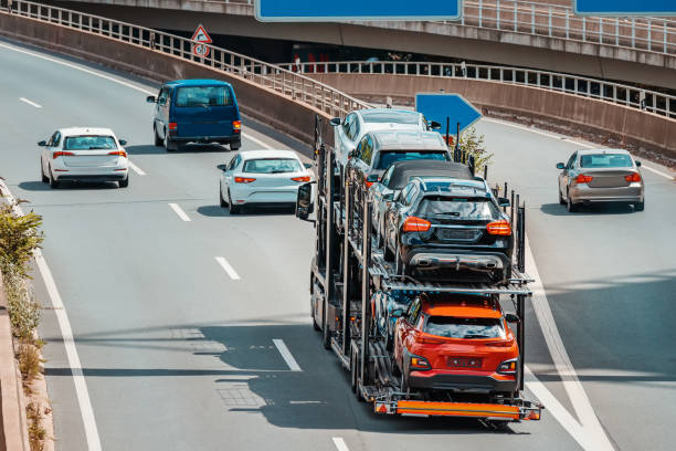 photo aérienne d’un transporteur de camions ou d’un transporteur avec des voitures comme cargaison. concept d’expédition automobile et de livraison lourde - auto carrier photos et images de collection