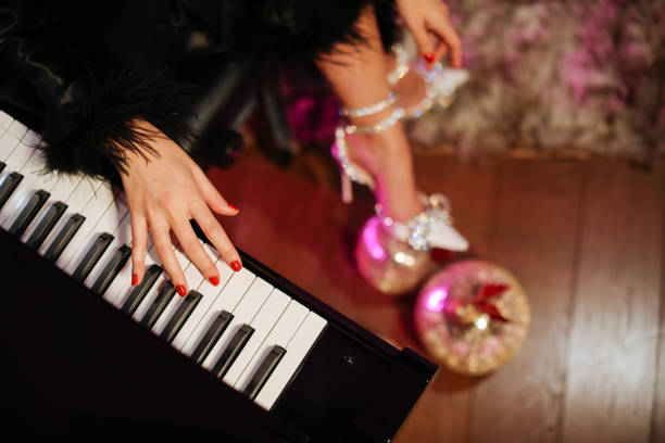 детали вечеринки с женскими ногами - musical instrument string flash стоковые фото и изображения