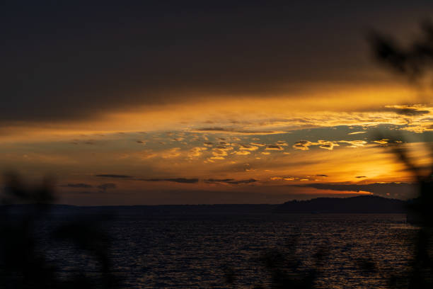 ピュージェット湾秋の夕日 - water tranquil scene puget sound cloudscape ストックフォトと画像