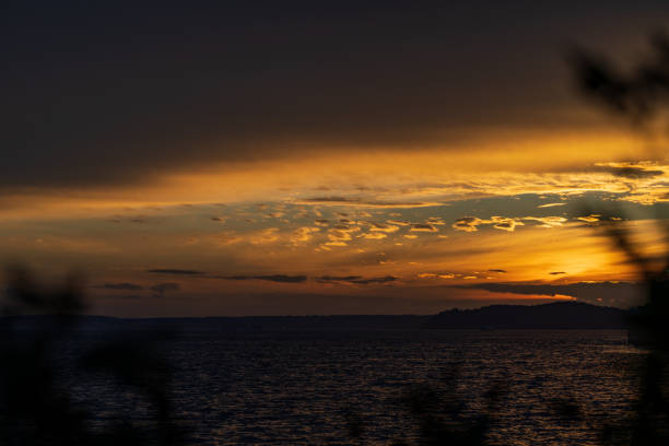 puget sound autumn sunset - water tranquil scene puget sound cloudscape imagens e fotografias de stock