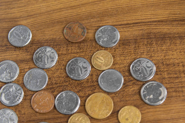 monete sullo sfondo di legno - real gem foto e immagini stock