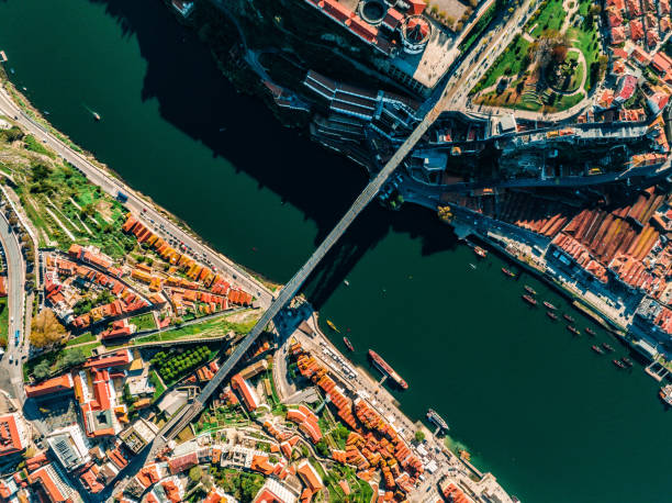 вид с помощью дрона на город порту и реку дору в португалии - port wine стоковые фото и изображения