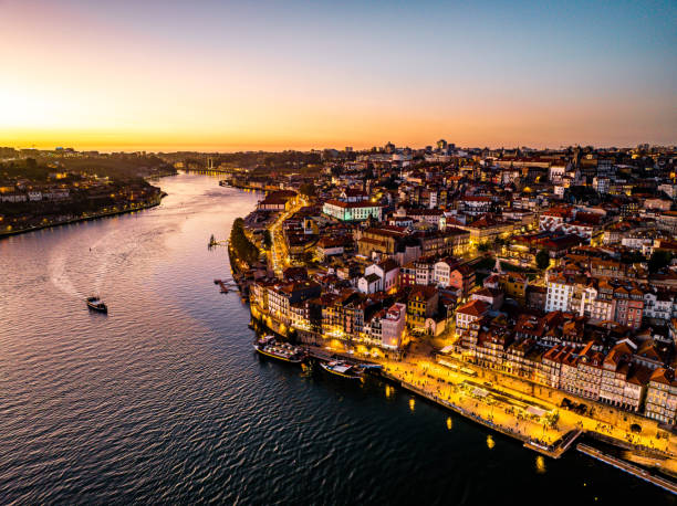 drohnenansicht der landschaft auf die altstadt in porto, portugal - fluss douro stock-fotos und bilder