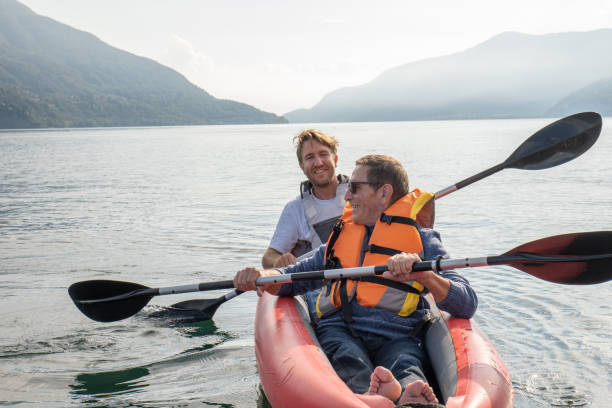 静かな湖でカヌーをする父と息子 - family kayaking kayak canoeing ストックフォトと画像