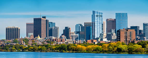 panoramablick auf den beacon hill und die back bay boston city skyline und charles river, massachusetts, usa - clear sky urban scene boston massachusetts stock-fotos und bilder