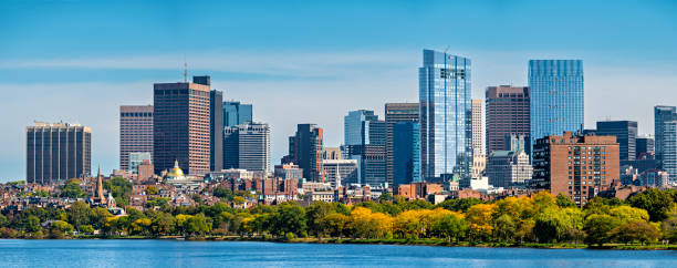 vue panoramique de beacon hill et back bay boston city skyline et charles river, massachusetts, états-unis - boston skyline charles river river photos et images de collection