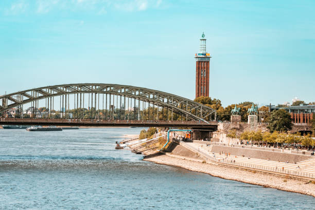 torre rtl y puente sobre el río rin - rhine river audio fotografías e imágenes de stock