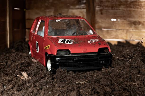 model samochodu przedstawiający starego fiata cinquecento z roku 1991 brudny i zniszczony - cinquecento zdjęcia i obrazy z banku zdjęć