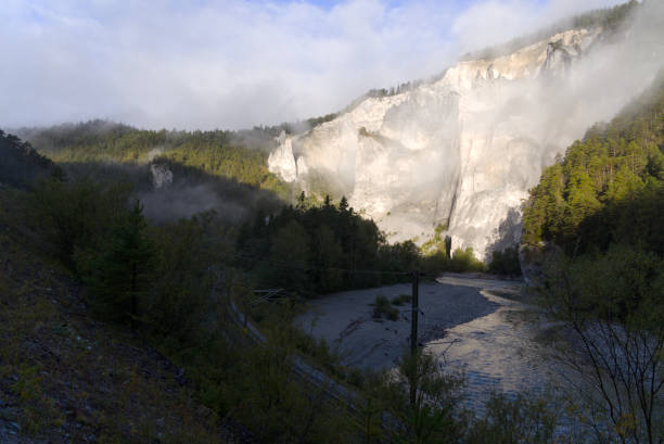 vista aerea della gola della valle del reno anteriore con il fiume reno e la ferrovia a versam, nel cantone dei grigioni, in una soleggiata mattina d'autunno. - switzerland mountain graubunden canton hiking foto e immagini stock