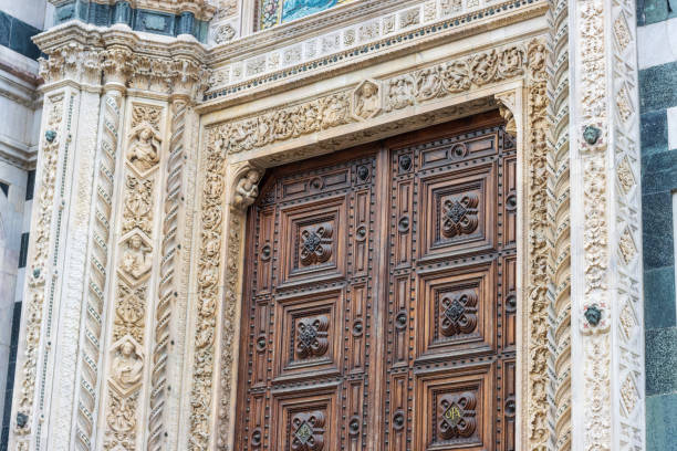 basilica cattedrale metropolitana di santa maria del fiore a firenze in toscana, italia - front door international landmark local landmark national landmark foto e immagini stock