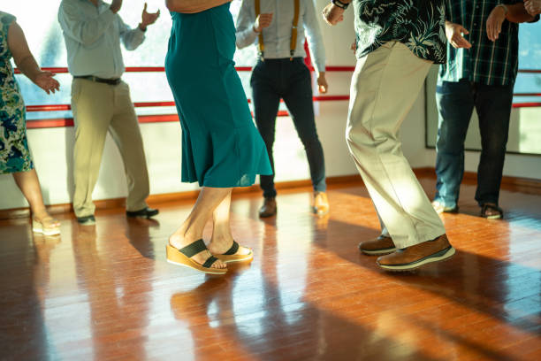 groupe de personnes dans un studio de danse - senior rock photos et images de collection