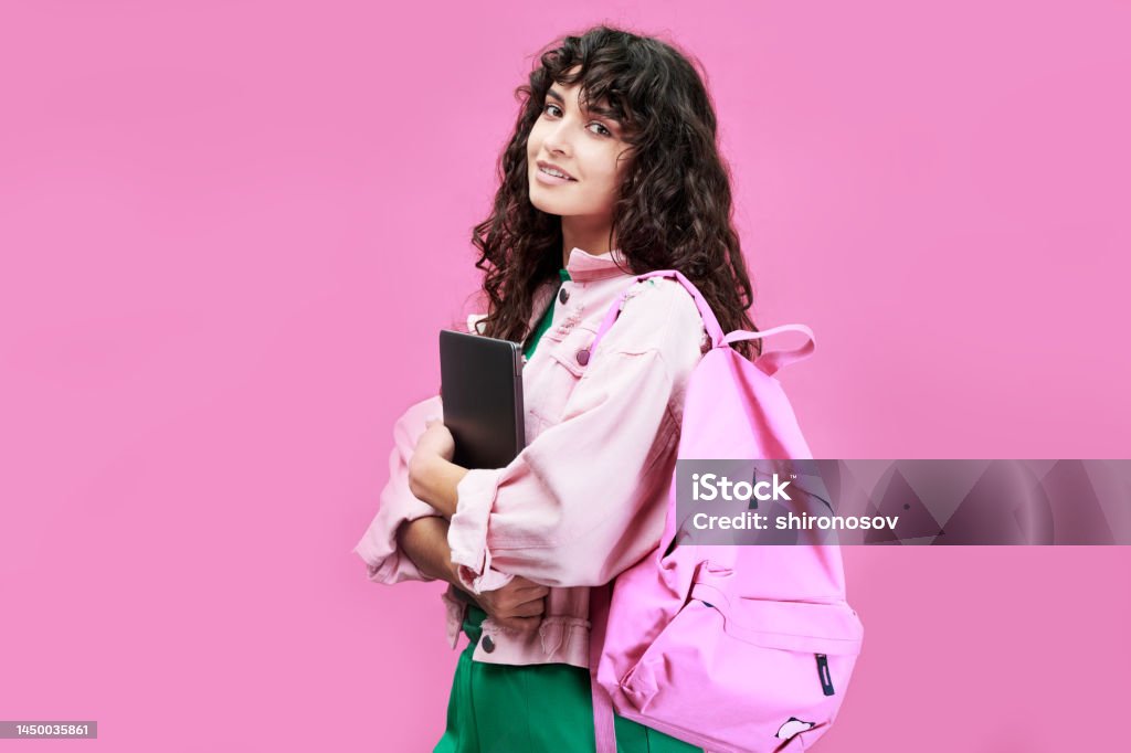 Умная студентка колледжа или средней школы в джинсовой куртке - Стоковые фото Манекенщица роялти-фри