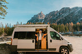 frau-im-wohnmobil-vor-dem-hintergrund-der-dolomiten-im-herbst.jpg?b=1&s=170x170&k=20&c=PmGds5B_h2XKsWw6bnznRTteDPLAmr2Jr7qcYqpAqZI=