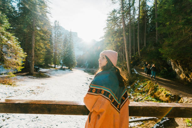 mulher que caminha na floresta coberta de neve em dolomitas no inverno - belluno veneto european alps lake - fotografias e filmes do acervo