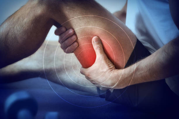 rappresentazione del dolore nei muscoli posteriori della coscia in rosso su blu - pain physical injury human leg human muscle foto e immagini stock