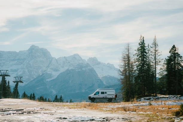 camper parcheggiato nel parco nazionale delle dolomiti in inverno - autumn road landscape mountain foto e immagini stock