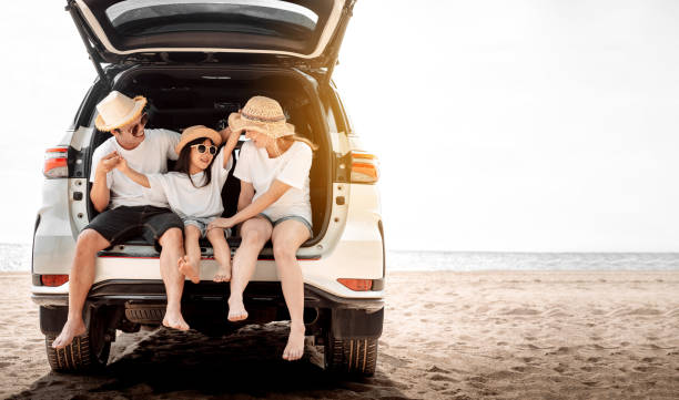 família com viagem de carro dirigindo viagem de verão férias de verão no carro no pôr do sol, pai, mãe e filha feliz viajando desfrutar de férias e relaxamento juntos obter a atmosfera e ir para o destino - tropical climate family relaxation men - fotografias e filmes do acervo