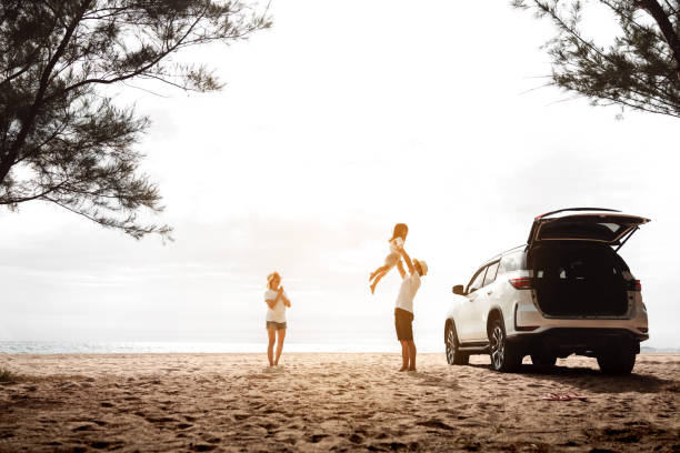 glückliche familie mit autoreise roadtrip. sommerurlaub im auto im sonnenuntergang, papa, mama und tochter glücklich reisen zusammen fahren im urlaub, menschen lifestyle fahren mit dem auto. - couple two parent family beach loving stock-fotos und bilder