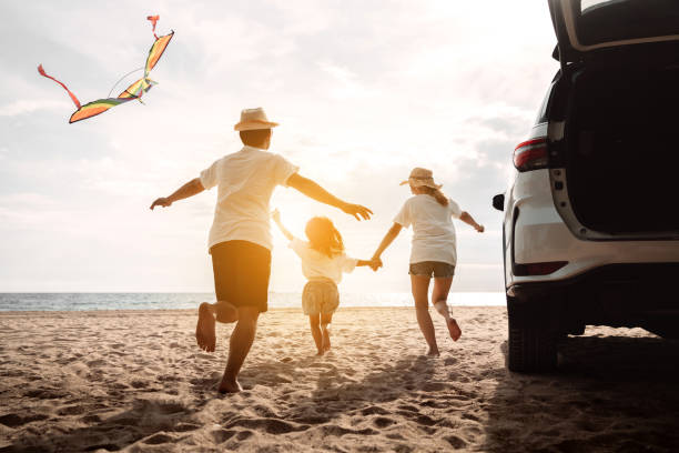 glückliche familie mit autoreise roadtrip. sommerurlaub im auto im sonnenuntergang, papa, mama und tochter glücklich reisen zusammen fahren im urlaub, menschen lifestyle fahren mit dem auto. - couple two parent family beach loving stock-fotos und bilder