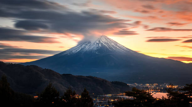 japón monte fuji al atardecer nubes de fuego y nieve - prefectura de yamanashi fotografías e imágenes de stock