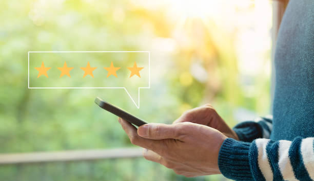 Client satisfaction feedback review survey concept, Customer give a rating five star to service experience on smartphone, evaluate the quality of service to reputation ranking of the business. concepto de encuesta de revisión de comentarios de satisfacción del cliente, el cliente otorga una calificación de cinco estrellas a la experiencia de servicio en el teléfono inteligente, evalúa la calidad del servicio para la clasificación de reputa