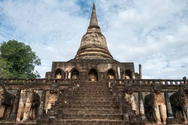 Si Satchanalai Historical Park located on the banks of the Yom River, the ruins of this ancient town that was formerly called “Muang Chaliang”.