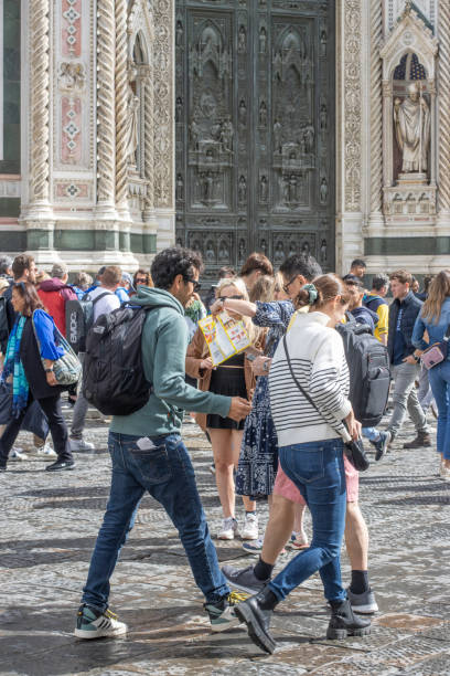туристы на площади дуомо флорен�ции в тоскане, италия - renaissance florence italy piazza duomo italy стоковые фото и изображения