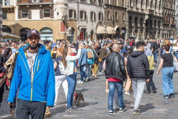 туристы на площади дуомо флоренции в тоскане, италия - renaissance florence italy piazza duomo italy стоковые фото и изображения