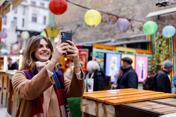 hermosa chica tomando fotos del mercado de comida callejera - cultura de europa del este fotografías e imágenes de stock